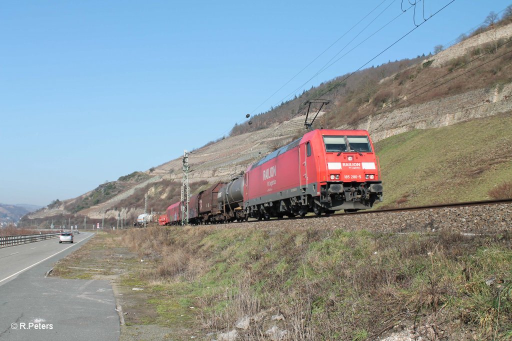 185 280-5 zieht ein gemischten Gterzug bei der Blockstelle Bodental sdwrts. 05.03.13