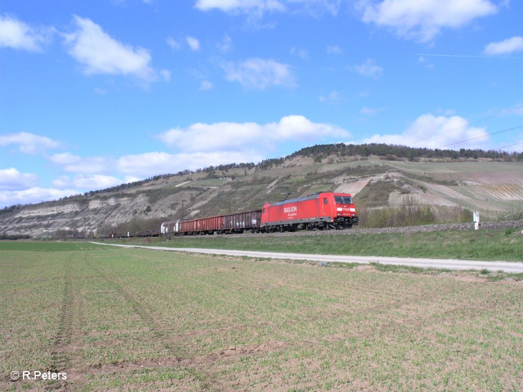 185 299-5 zieht ein gemischten Gterzug durchs Maintal bei Thngersheim.10.04.10