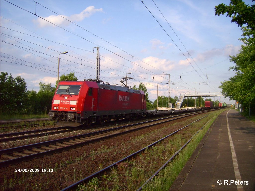 185 302-7 zieht ein Containerzug durch Saarmund. 24.05.09