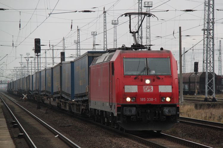185 338-1 mit TEC 43761 von Rostock-Seehafen nach Seelze bei der Ausfahrt in Rostock-Dierkow.12.12.2011