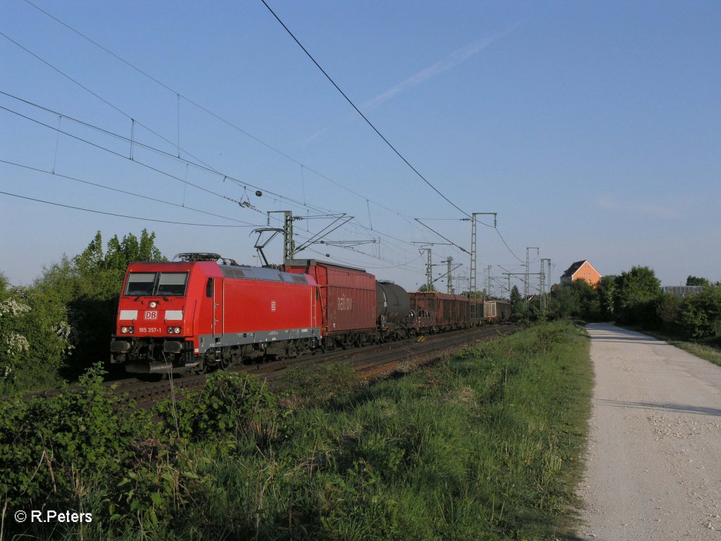 185 357-1 mit gemischten Gterzug bei Obertraubling. 07.05.11