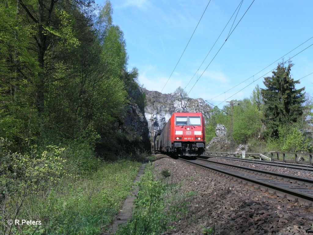 185 371-2 zieht den Wechselpritschenzug OMFESA durchs Felsentour. 29.04.10