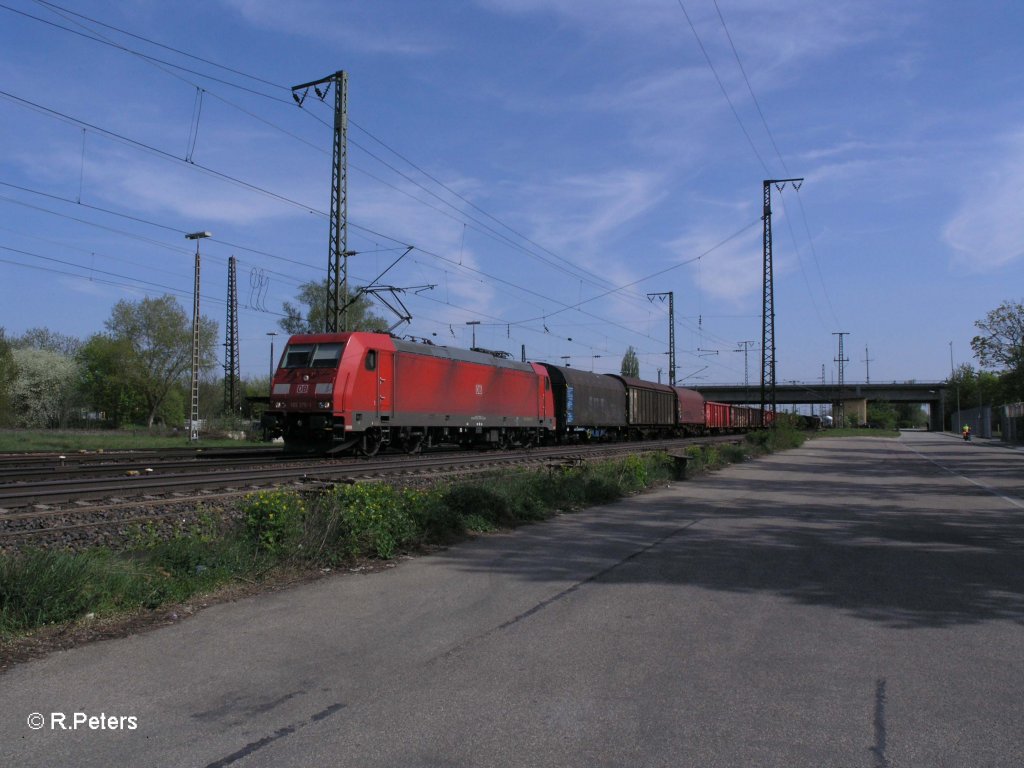 185 376-1 zieht mit einem gemischtem Gterzug an Regensburg Ost vorbei. 29.04.10