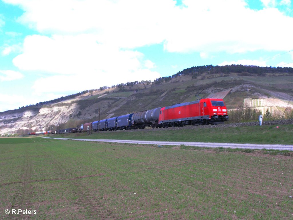 185 403-3 zieht bei Thngersheim ein gemischten Gterzug. 10.04.10