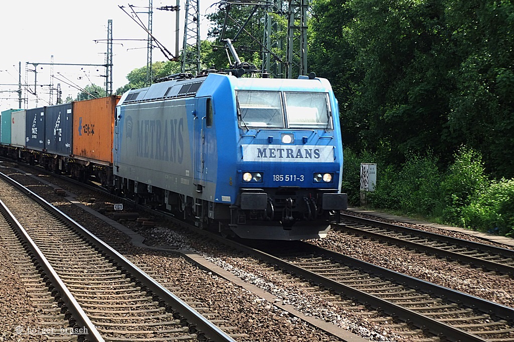 185 511 fuhr am 13.06.13 mit einen containerzug durch bhf harburg 
