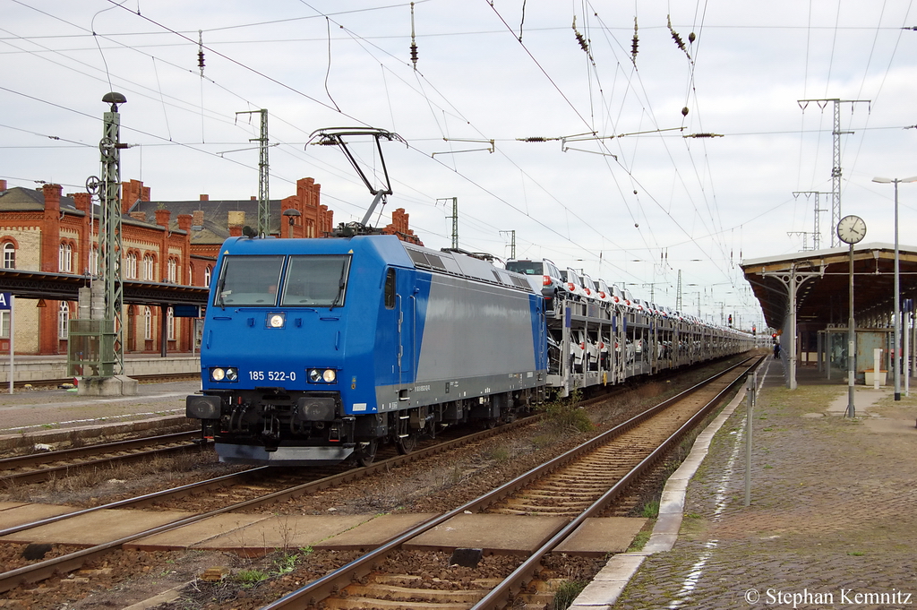 185 522-0 fr ITL Eisenbahn GmbH mit einem Skoda Autotransportzug in Stendal. 09.10.2011