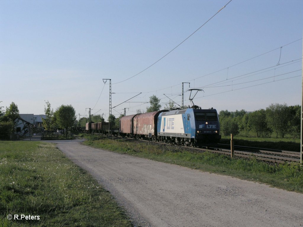 185 529-5 mit Stahlzug nach Linz bei Obertraubling. 07.05.11