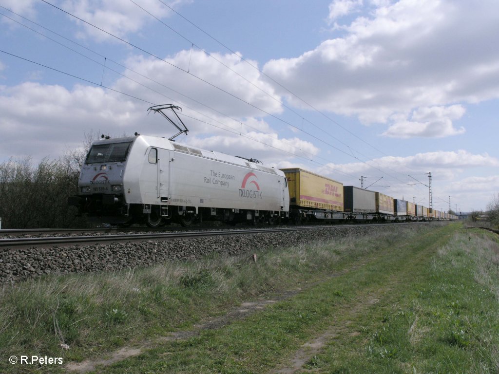 185 539-1 zieht den DHL-Zug bei Thngersheim. 10.04.10