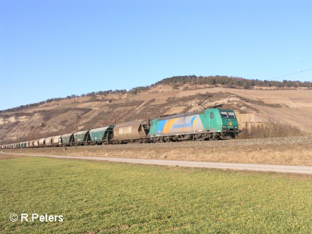 185 541-0 zieht ein Getreidezug bei Thngersheim. 16.02.08