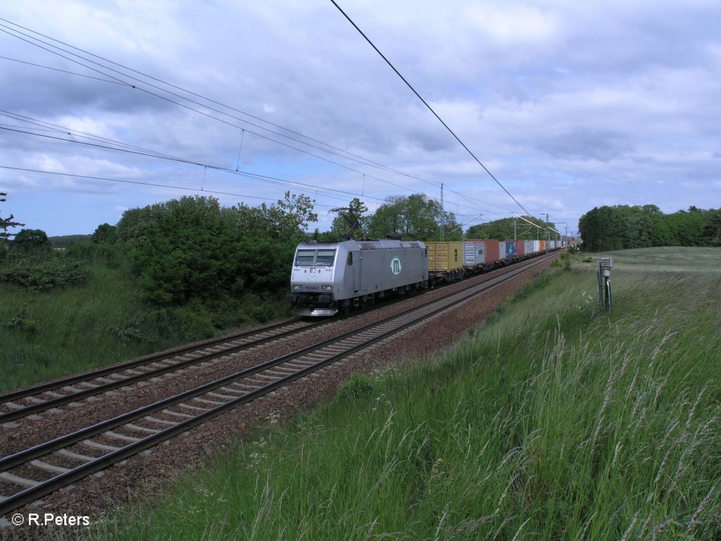 185 548-5 zieht bei Jacobsdorf (Mark) ein Containerzug in Richtung Berlin. 29.05.09