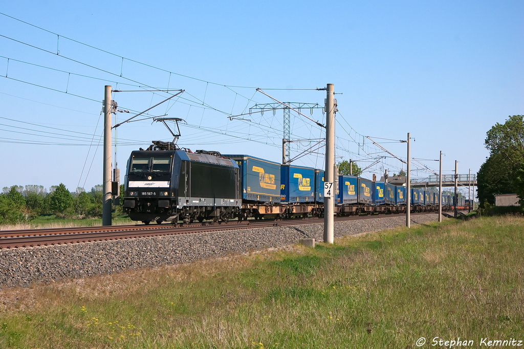 185 567-5 MRCE Dispolok GmbH für DB Schenker Rail Deutschland AG mit dem KLV  LKW-Walter  in Vietznitz und fuhr in Richtung Friesack weiter. 15.05.2013
