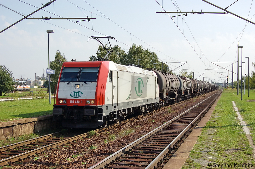 185 650-9 seid August 2011 bei der RBB - Regiobahn Bitterfeld Berlin GmbH mit einem Benzin Kesselzug am Haltepunkt Leuna Werke Sd und fuhr in Richtung Merseburg weiter. 23.08.2011