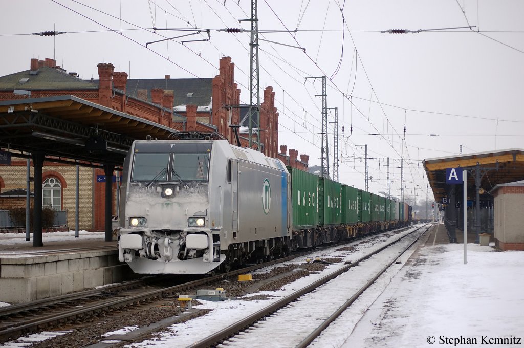 185 677-2 von der Railpool im Dienst fr die ITL mit einem Containerzug in Stendal in Richtung Wolfsburg. 04.01.2011