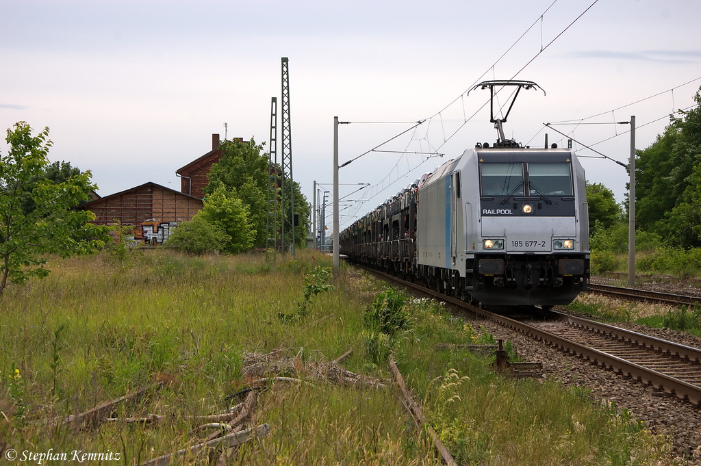 185 677-2 Railpool GmbH fr PCT - Private Car Train GmbH mit einem VW Autotransportzug in Demker und fuhr in Richtung Stendal weiter. 15.06.2012