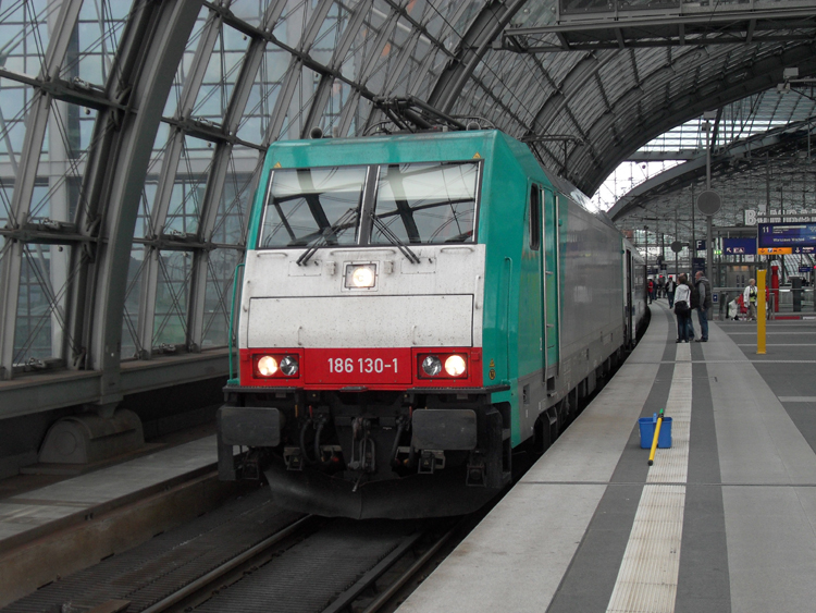 186 130-1 mit EC45(Berlin-Warszawa-Express)von Berlin Hbf Richtung Warszawa Wschodnia kurz vor der Ausfahrt im Berliner Hbf.(22.05.10)