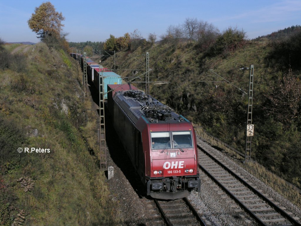 186 133-5 mit Containerzug bei Dettenhofen. 29.10.10