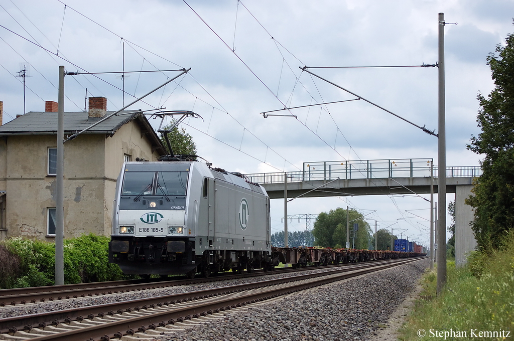 186 185-5 ITL Eisenbahn GmbH mit Containerzug in Vietznitz Richtung Neustadt(Dosse) unterwegs. 12.08.2011