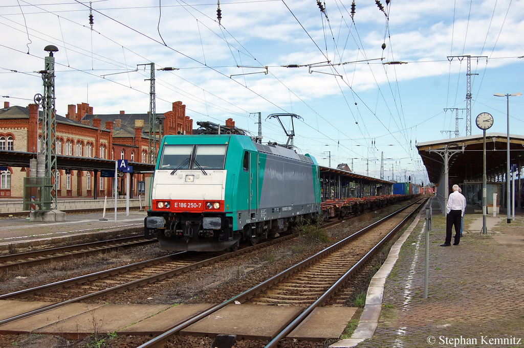 186 250-7 fr ITL Eisenbahn GmbH mit einem Containerzug in Stendal. 09.10.2011