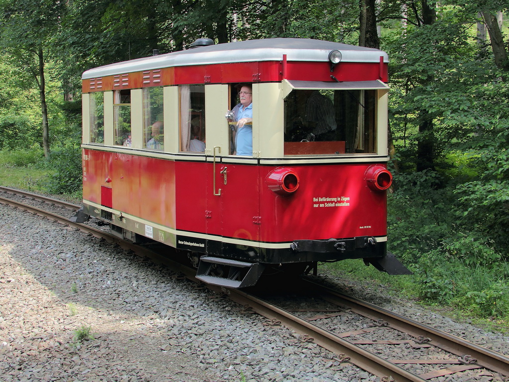 187 001-3 (GHE T1) am 13. Juli 2013 bei der Ausfahrt aus dem Bahnhof Eisfelder Talmhle. 