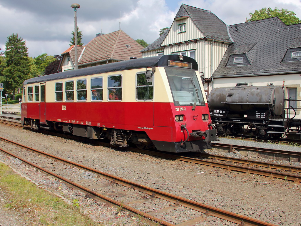 187 018-7 am 13. Juli 2013 im Bahnhof Elend. 