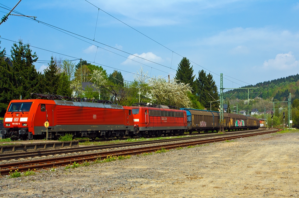 189 002-9 zieht eine kalte 151er und einen gemischten Gterzug am 04.05.2013 durch Brachbach (Sieg) in Richtung Kln.