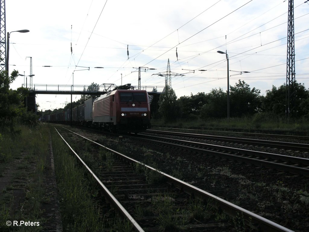 189 016-9 zieht ein Containerzug durch Saarmund. 24.05.09