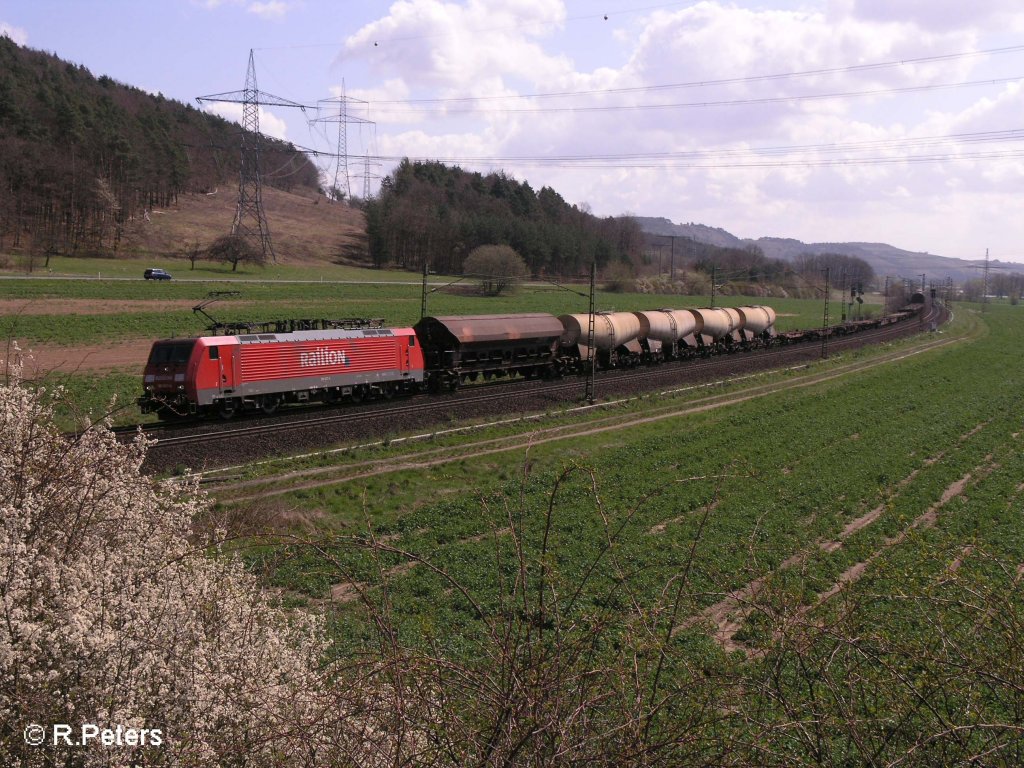 189 047-4 zieht bei Harbach ein gemischten Gterzug durchs Maintal. 12.04.08