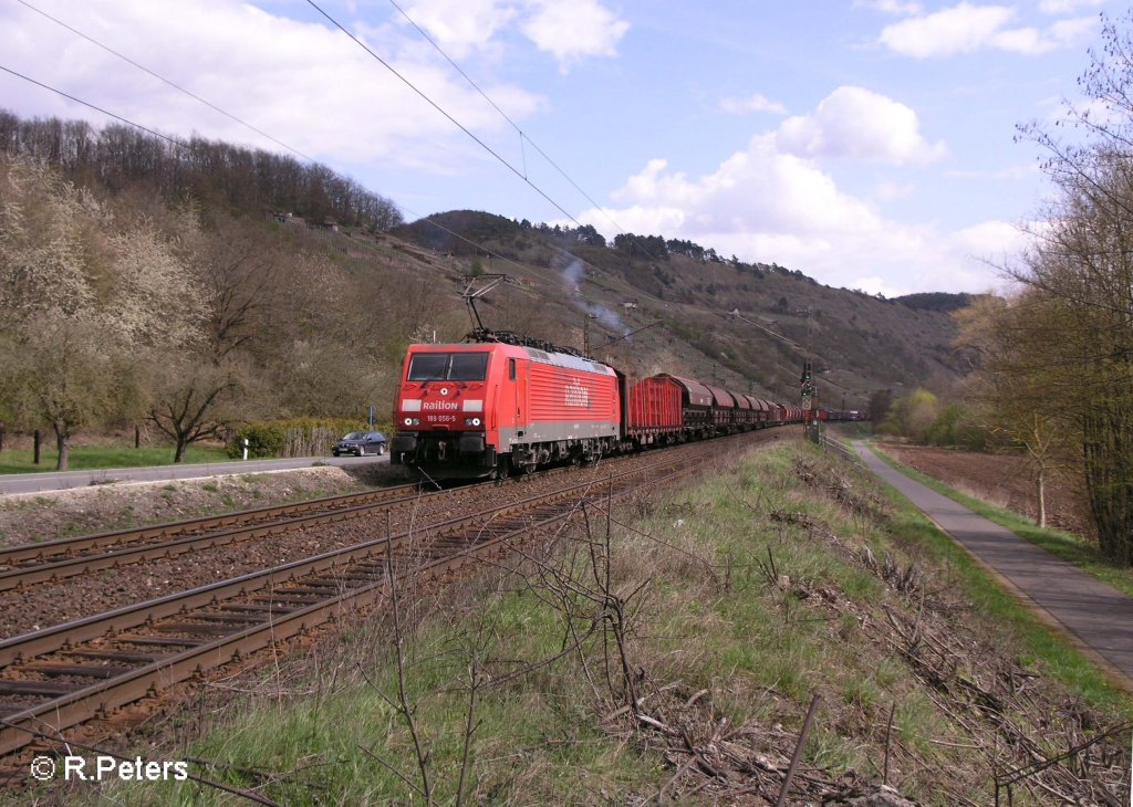 189 056-5 zieht ein gemischten Gterzug bei Gambach durchs Maintal. 12.04.08