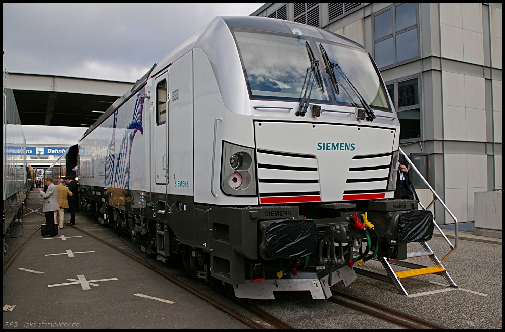 193 902-4 ist eine Mehrsystemlok aus der Siemesn Vectron-Familie fr den grenzberschreitenen operablen Verkehr (NVR-Nummer 91 80 6193 902-4. UIC: DE, AT, CH, IT, NL, 3000V/1500V/1000V; INNOTRANS 2010 Berlin 2010)