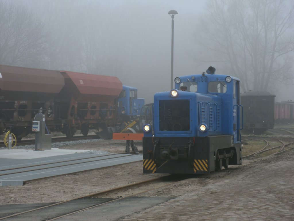 199 008-4 und die im Nebel noch zuerkennende PRESS 312 002-7,am 17.Mrz 2012,in Putbus.