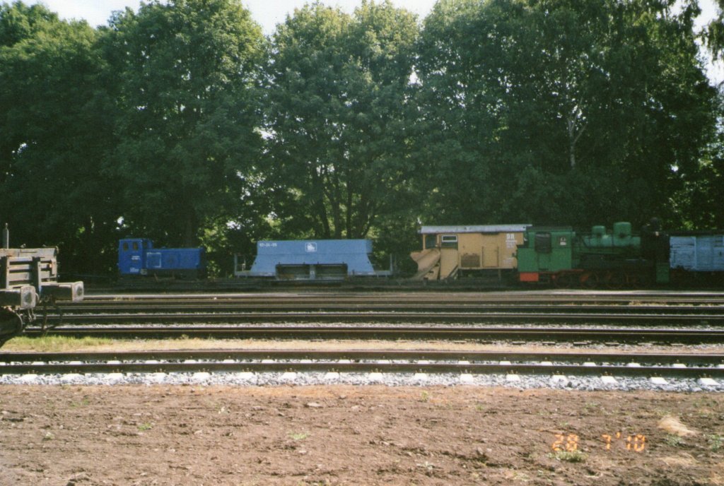 199 008,ein Schotterwagen,ein Schneeplug und die 53 Mh(99 4633) standen am 28.Juli.2010 in Putbus abgestellt(Gescannt)