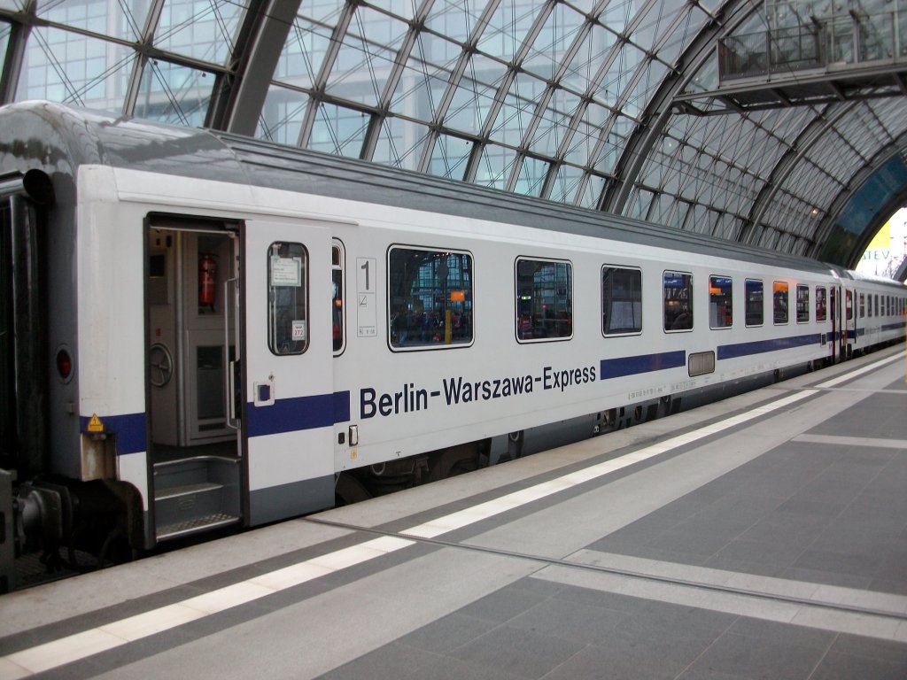 1.Klassewagen vom Berlin-Warschau-Express am 16.Oktober 2010 in Berlin Hbf.