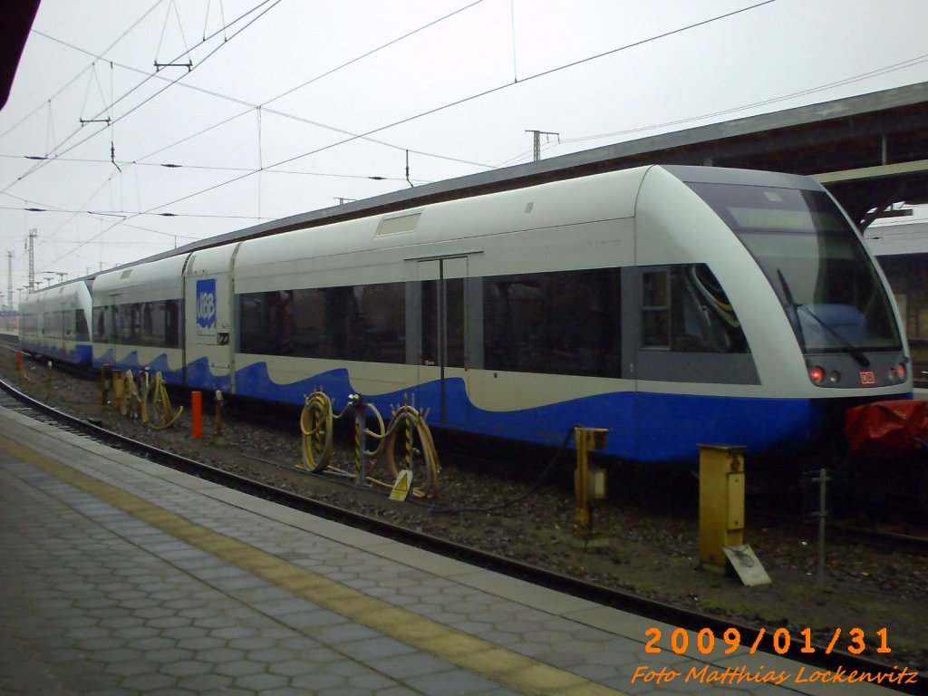 2 UBB GTW 2/6er mit Ziel Swinem�nde Centrum im Bahnhof Stralsund Hbf am 31.1.09