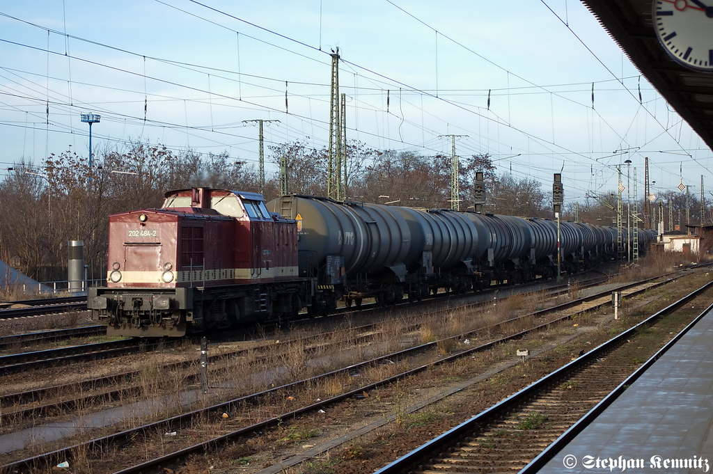 202 484-2 (203 229-0) der LEG - Leipziger Eisenbahnverkehrsgesellschaft mbH mit einem Ethanol Kesselzug in Magdeburg. 28.12.2011