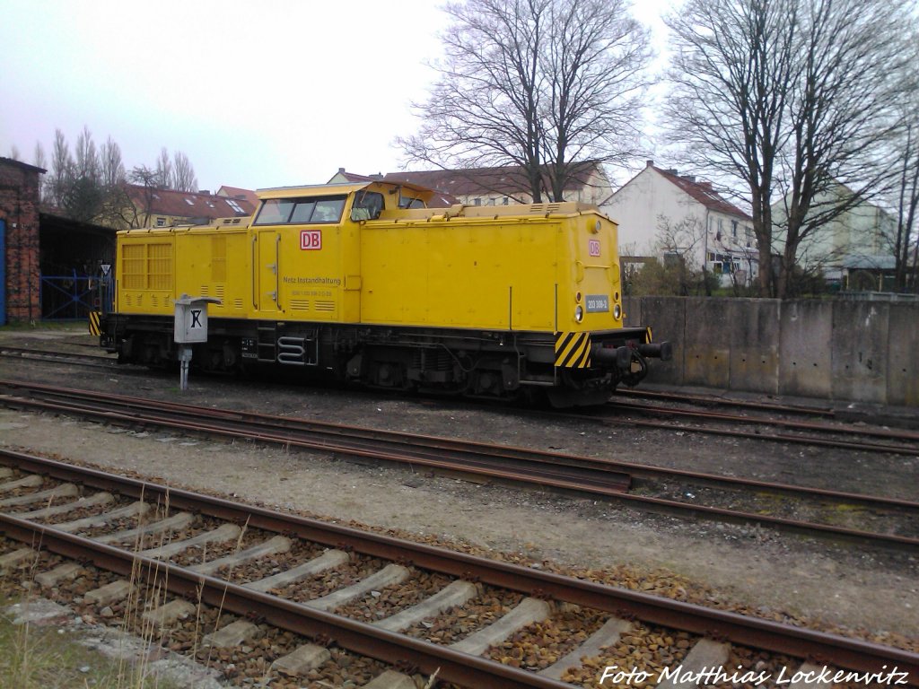 203 308-2 steht vorm Lokschuppen in Bergen auf R�gen am 26.4.13