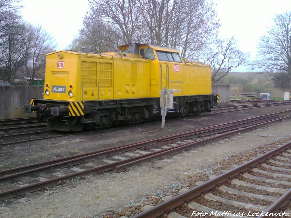 203 308-2 steht vorm Lokschuppen in Bergen auf R�gen am 26.4.13