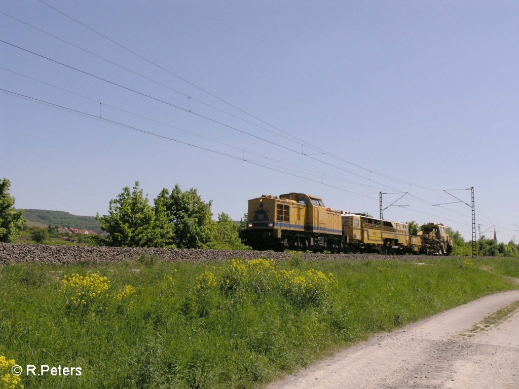 203 315-2 zieht bei Thngersheim eine Baumaschine durchs Maintal. 10.05.08