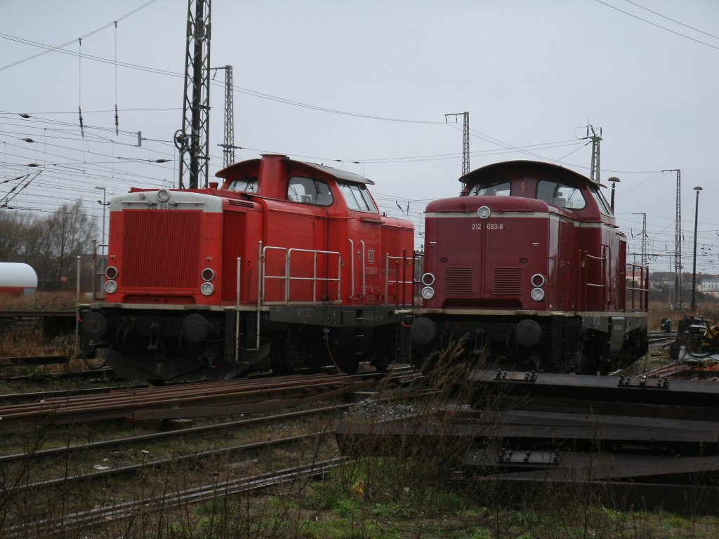 212 093-9 und 212 094-7 nebeneinander,am 03.Januar 2013,in Stralsund.