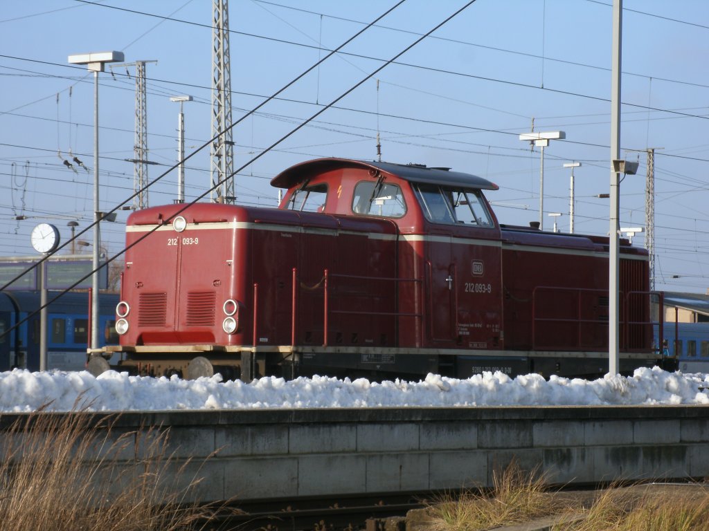 212 093-9 stand,am 21.Dezember 2012,versteckt hinter dem Bahnsteig in Stralsund.