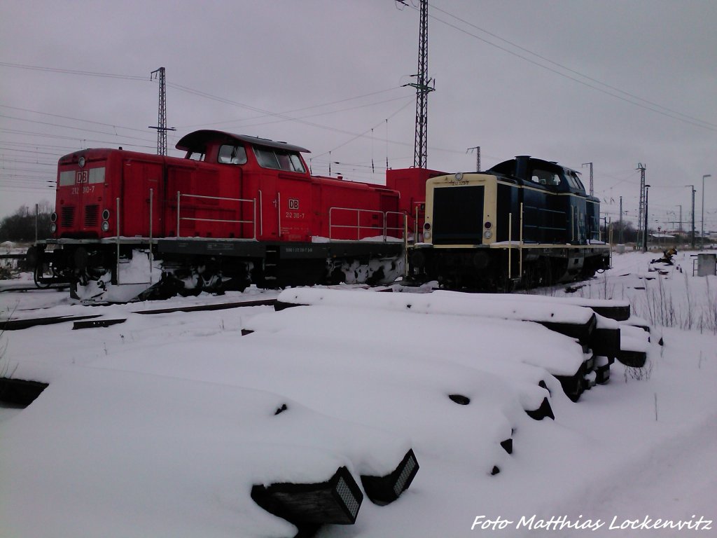 212 310 + 212 329 auf Bereitschaft mit Schneer�umtechnik in Stralsund am 21.3.13