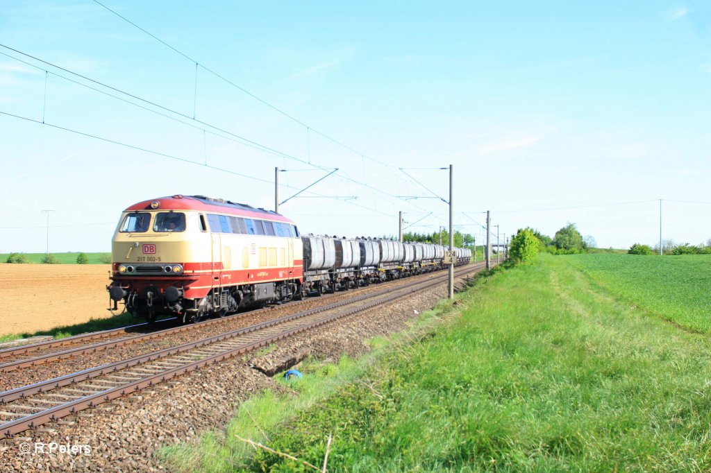 217 002 mit den CS61912 von Mhldorf nach Saal(Donau) bei Altegolsheim. 07.05.11