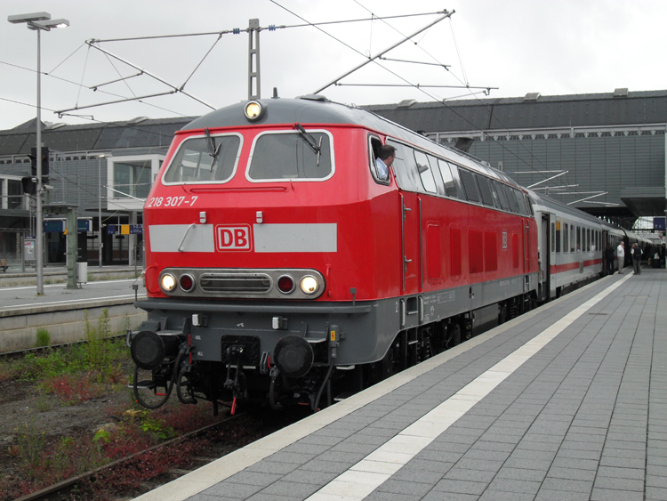 218 307-7+IC 2120 von Frankfurt(Main)Hbf Richtung Puttgarden kurz vor der Abfahrt im Lbecker Hbf(19.06.10)