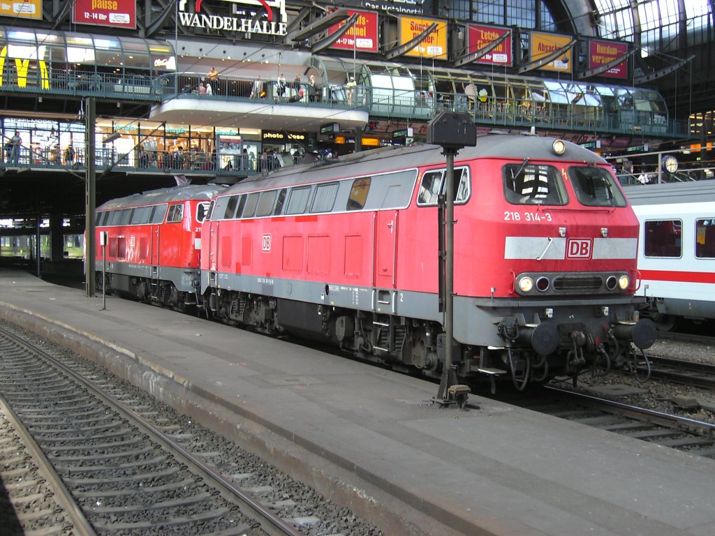 218 314 und 218 322 (links) warten am 05.Juni 2010 in der Hamburger Bahnhofshalle auf ihren IC aus Frankfurt/Main,den Sie bis nach Westerland brachten. 
