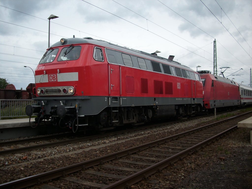 218 315 leistete 101 024 am 12.Juni 2009 mit dem IC Binz-Karlsruhe in Bergen/Rgen Vorspann.