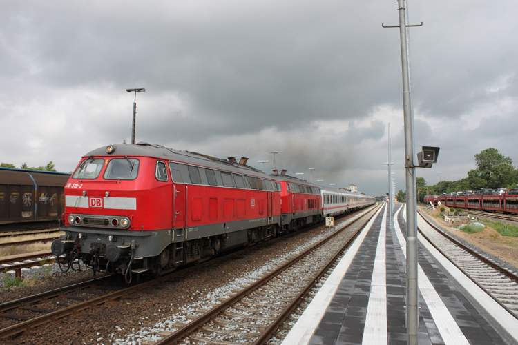 218 319-2+218 369-7 mit IC2171 von Westernalnd(Sylt)Richtung 
Frankfurt Hbf bei der Ausfahrt im Bahnhof Niebll(01.08.10)