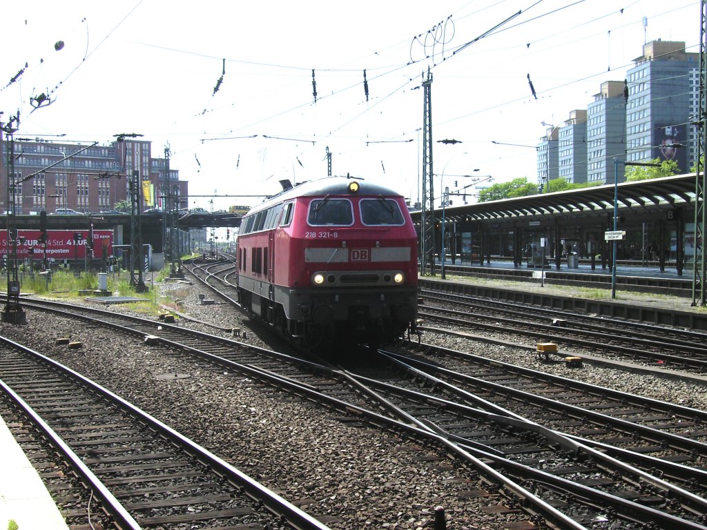 218 321 am 05.Juni 2010 beim Lokwechsel im Hamburger Hbf.