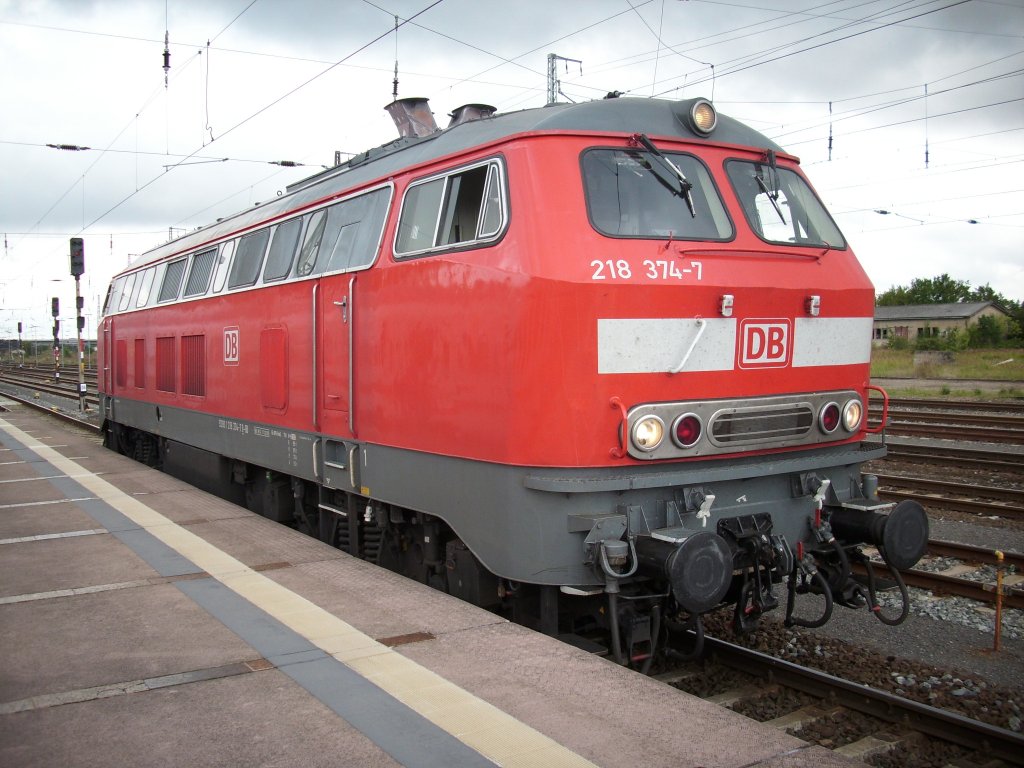 218 374 brachte am 25.Juli 2009 die Kurswagen von Heringsdorf nach Kln bis nach Stralsund.Bis zur Rckleistung am Nachmittag stand die Lok am Gterboden von Stralsund.