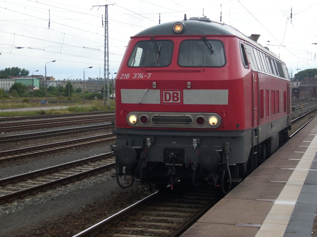 218 374 hat am 25.Juli 2009 die Kurswagen aus Heringsdorf nach Stralsund gebracht die mit dem Kurswagen von Rgen vereinten und weiterfuhren nach Kln.