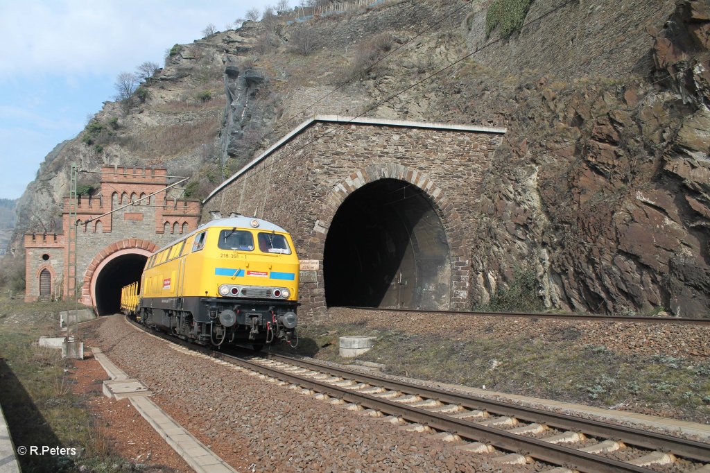 218 391-1 mit 2 Flachwagen beim Rossstein-Tunnel. 08.03.13