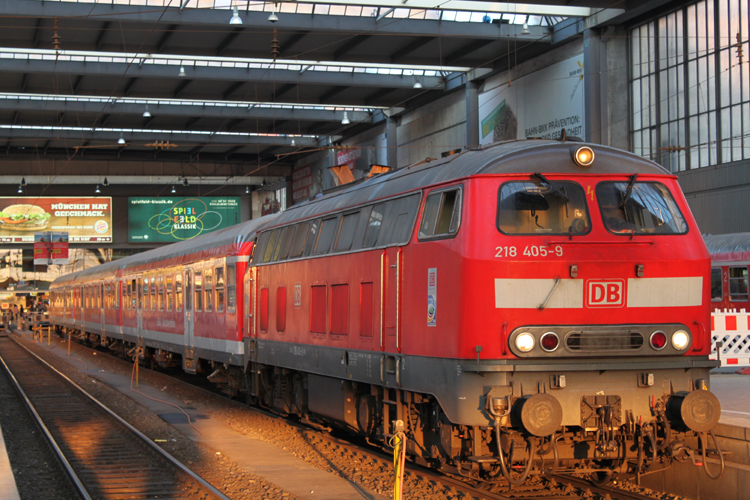 218 405-9 mit RB 27071 von Mnchen Hbf nach Mhldorf kurz vor der Ausfahrt um 19.48 Uhr im Hbf Mnchen.(21.04.2011)